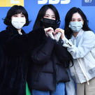 【PHOTO】VIVIZ「2時脱出Cultwo Show」出演のため放送局へ…仲良くハートポーズ（動画あり）