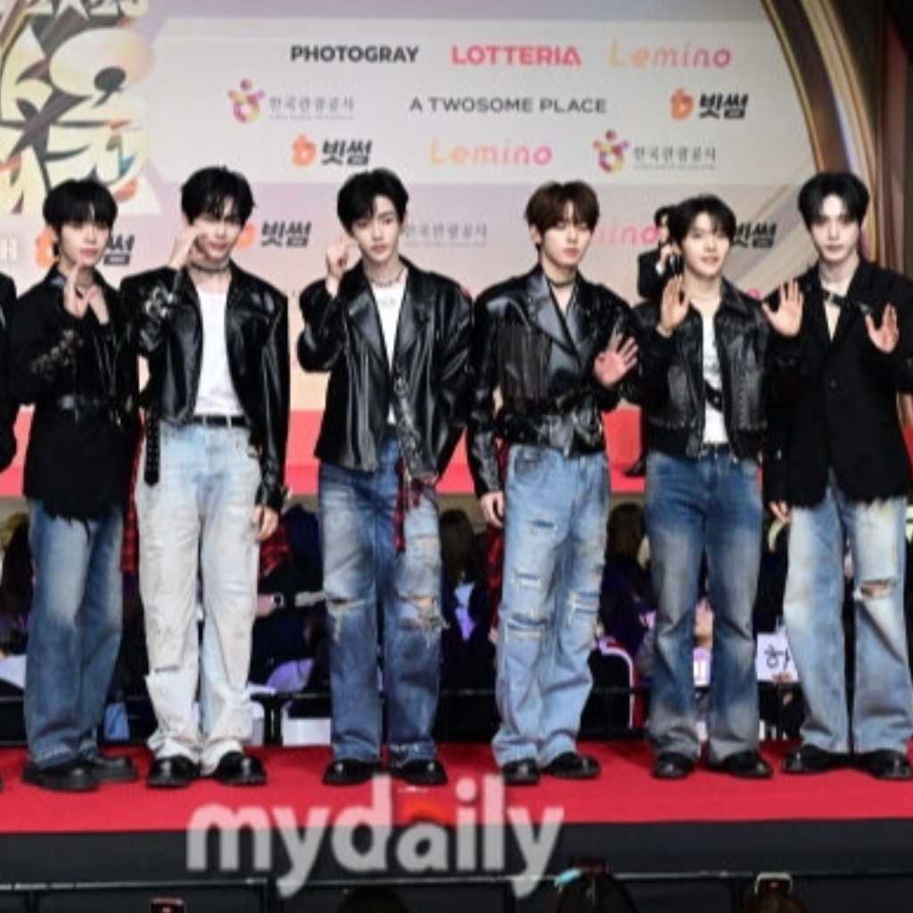 【PHOTO】ZEROBASEONE「2025 SBS歌謡大典」レッドカーペットに登場