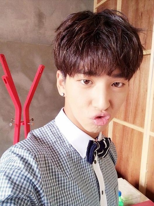 B1a4 バロ 蝶ネクタイをつけてキュートなセルフショット カッコいい Kstyle