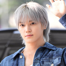 【PHOTO】NCT テヨン、海外スケジュールのためフランスへ出国…個性溢れるデニムファッション