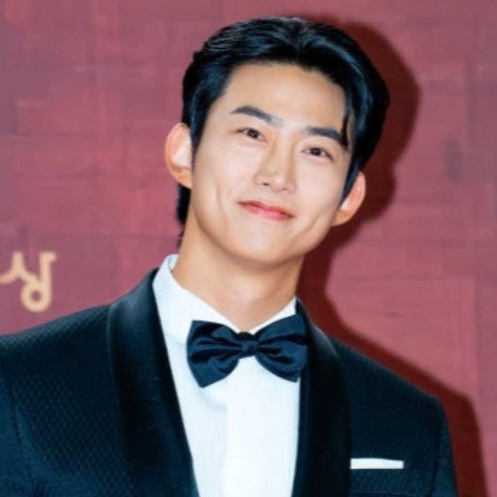 2PM テギョン、生放送中に結婚相手の名前をサプライズ公開「心からの感謝を…愛してるよ!」(動画あり)