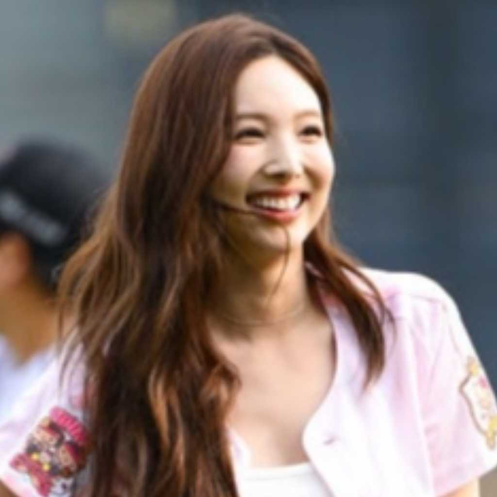 【PHOTO】TWICE ナヨン、始球式に登場…キュートなユニフォーム姿