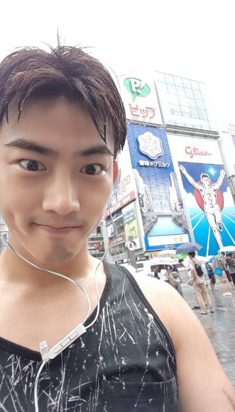 2pm テギョン 日本を満喫 大阪の街中での記念ショットに視線集中 Kstyle