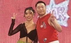 MAMAMOO ファサ、PSYのコンサートに登場！ステージ上で専属契約を締結「数分前にP NATIONのファミリーになった」
