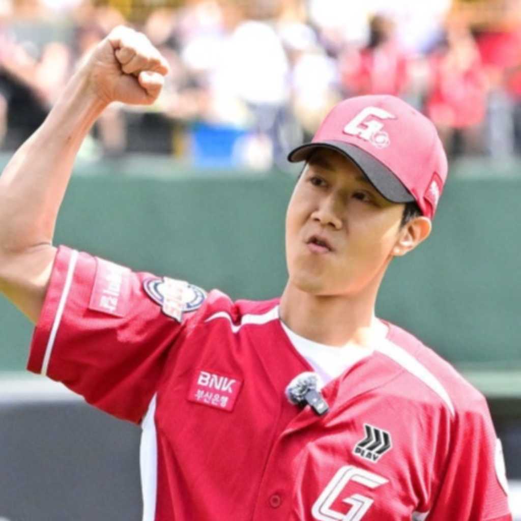 【PHOTO】チョンウ、始球式に登場…パワフルな投球を披露