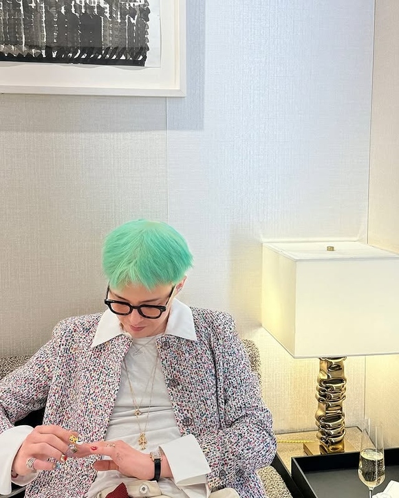 BIGBANGのG-DRAGON、鮮やかなミントヘアを披露！パリでの日常を公開