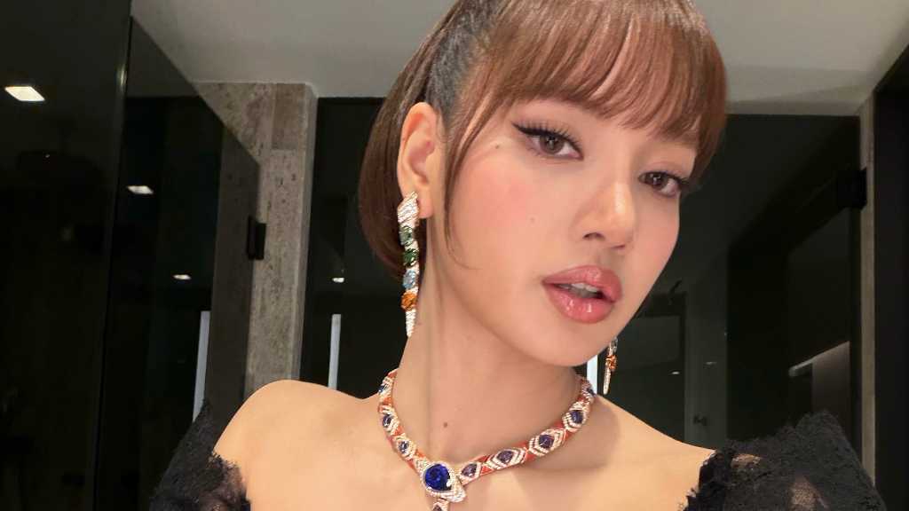BLACKPINK リサ、大胆に開いた胸元がセクシーなドレス姿を公開…美しいビジュアルに釘付け