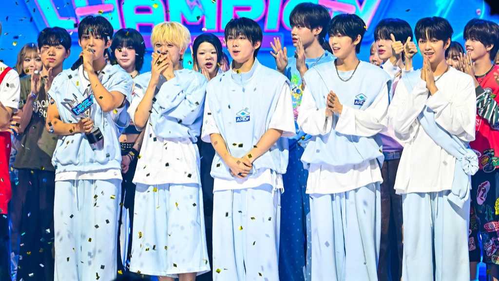 【PHOTO】AHOF、7/15放送の「SHOW CHAMPION」で1位を獲得!