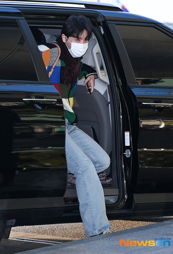PHOTO】BTSのJ-HOPE、海外スケジュールのため出国…寒さに負けない