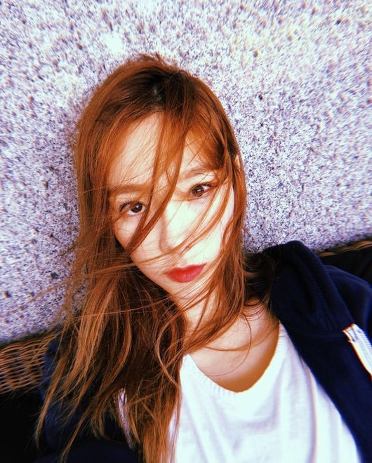 少女時代 テヨン 秋の雰囲気溢れる写真を公開 乱れた髪さえも美しい Kstyle