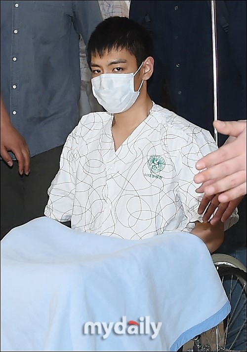 Bigbangのt O P 入院4日目に集中治療室から出て転院 車椅子で移動 Kstyle