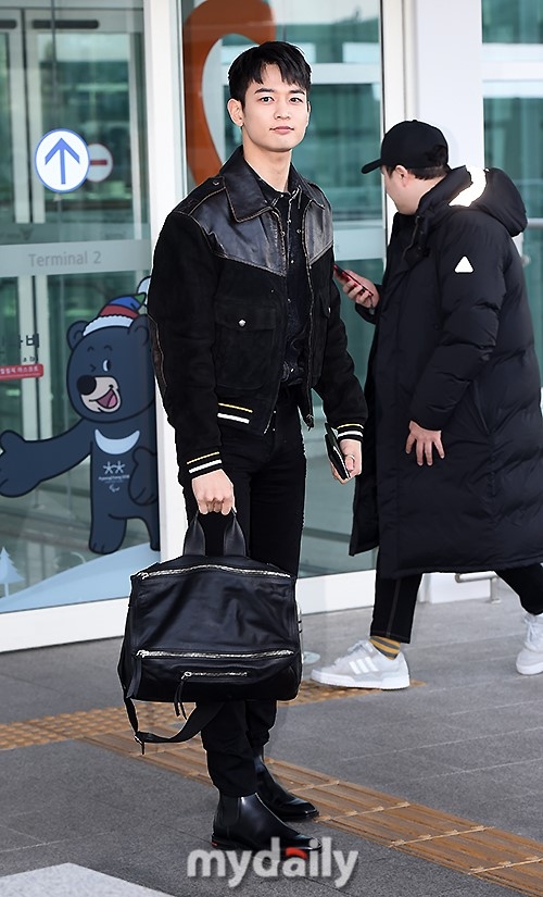 Photo Shinee ミンホ ファッションショーに出席するためフランスへ出国 洗練されたブラックファッション Kstyle