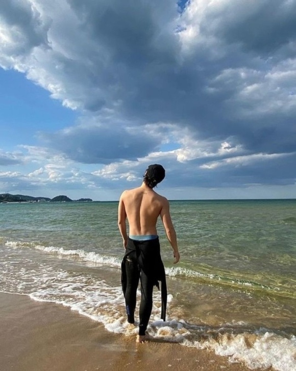 Ikon ジナン 鍛え抜かれた背筋にうっとり 海で撮った上半身裸の近況ショットを公開 夏は終わった Kstyle