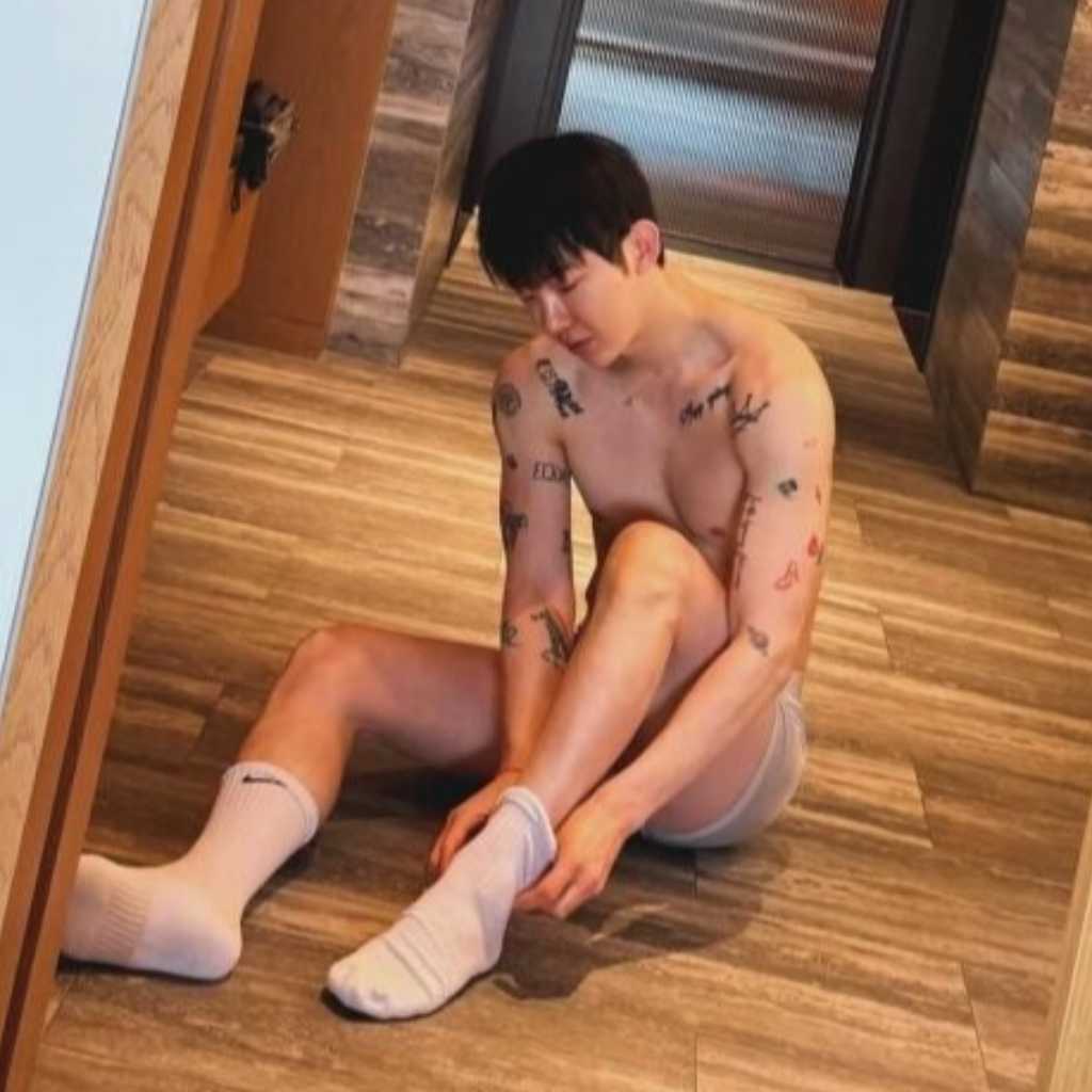 2AM チョグォン、大胆な露出ショットを公開…腕や胸元のタトゥーも話題に