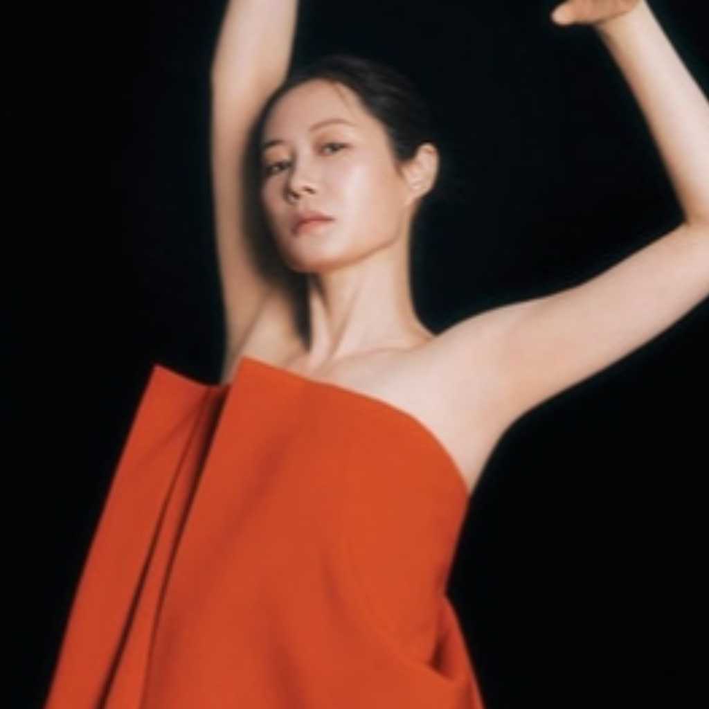 ムン・ソリ、雑誌「ELLE」の撮影で魅力溢れる姿を披露!「おつかれさま」への特別な愛情を語る