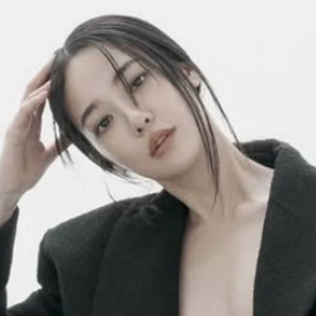 元AFTERSCHOOL ジュヨン、胸元を大胆に露出…素肌にジャケット姿の衝撃ショットを公開