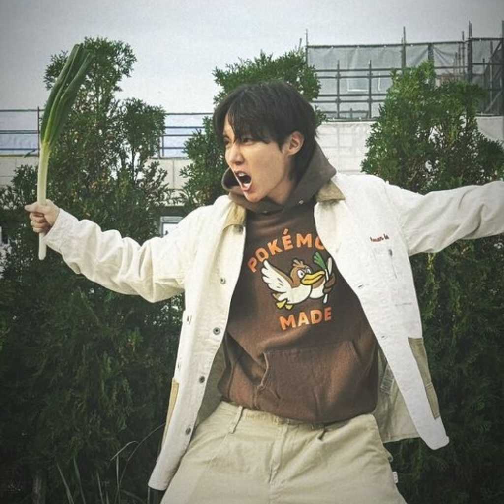 BTSのJ-HOPE、ネギを持ってキャラクターの真似?遊び心満載の近況ショットが話題