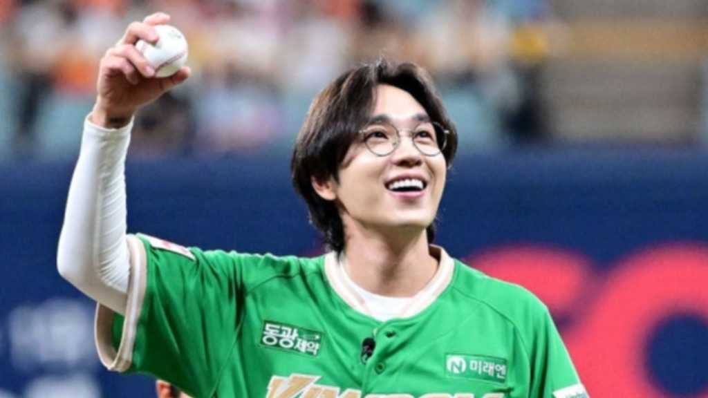 【PHOTO】SG WANNABE イ・ソクフン、始球式に登場…力強い投球を披露