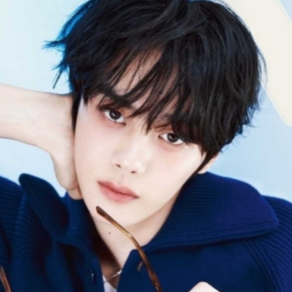 ZEROBASEONE キム・ギュビン、ファッション誌の表紙に登場！どんなアイテムも抜群の着こなし