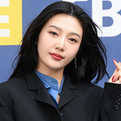 【PHOTO】Red Velvet ジョイ、バラエティ番組「動物農場」の収録に参加…クールな指ハート