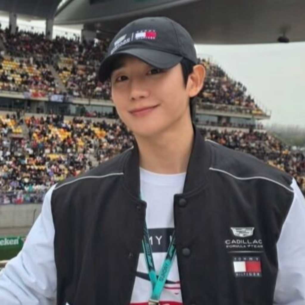 チョン・ヘイン、F1観戦を楽しむ姿を公開！圧倒的ビジュアルが話題