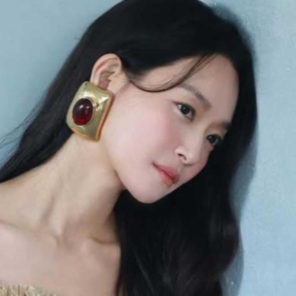 シン・ミナ、変わらない美しさに驚き…スラっとした美脚に釘付け