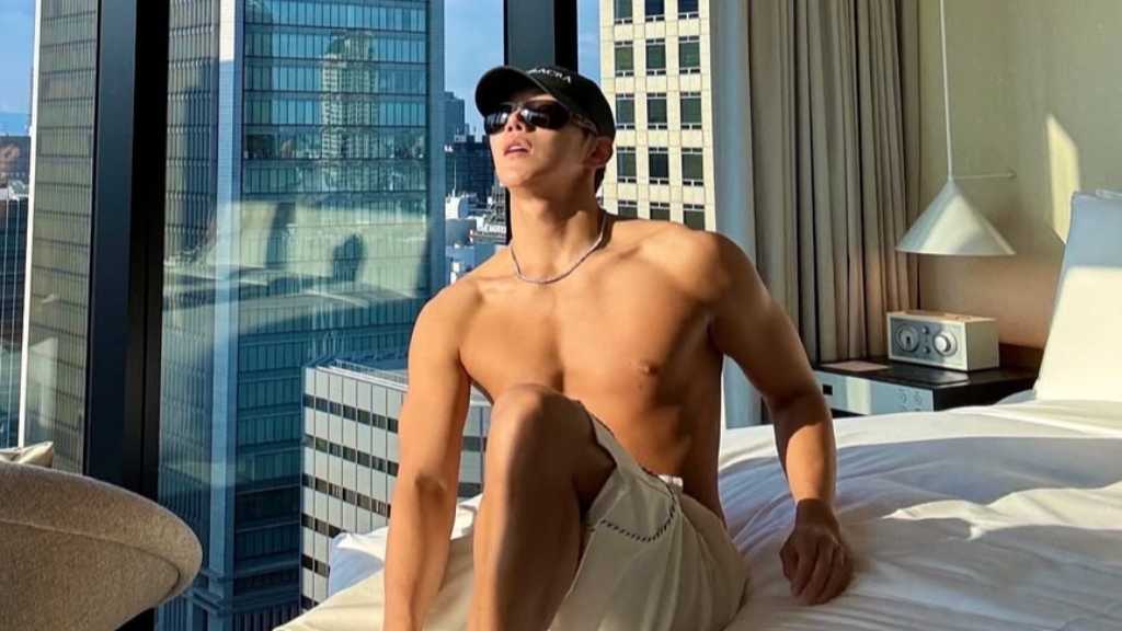 2PMのJun․ K、日本での記念ショットも公開！鍛え上げられた筋肉に釘付け