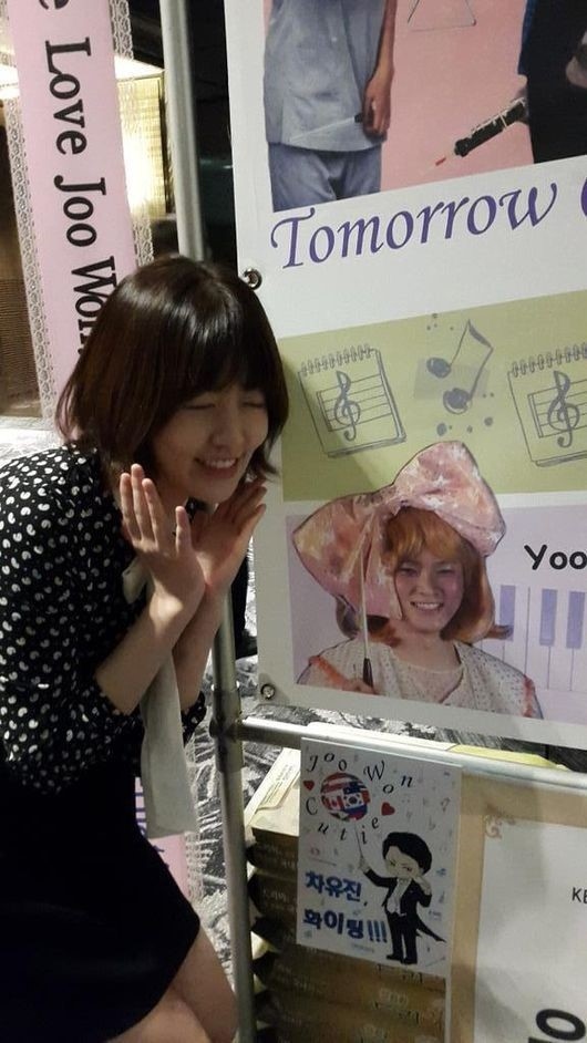 韓国版 のだめ シム ウンギョン チュウォンのファンに変身 米花輪の前で記念写真 Kstyle