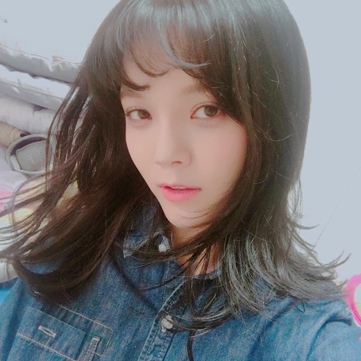 Aoa ジミン 清純なセルフショットを公開 魅惑的な眼差しに 視線集中 Kstyle