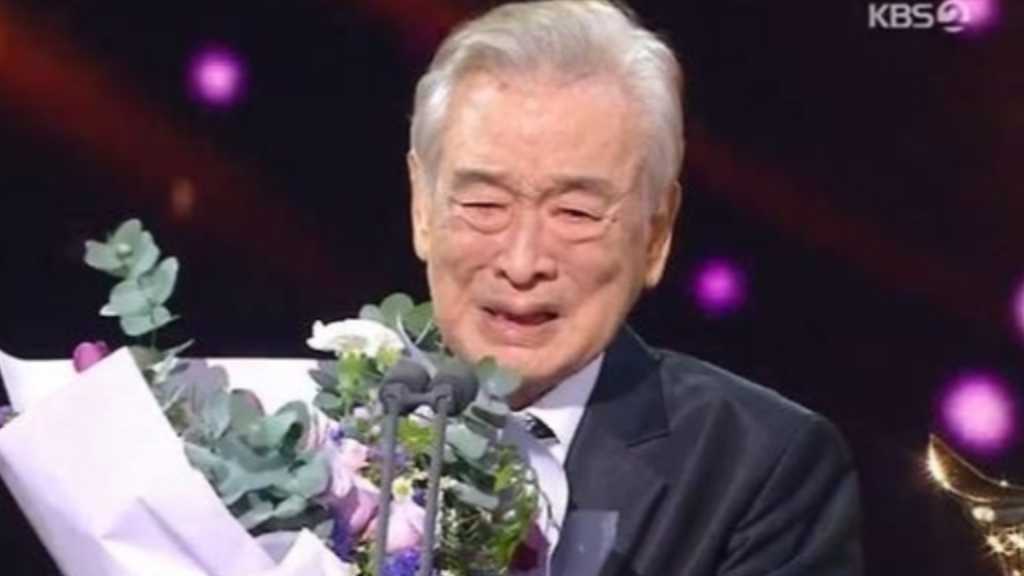 イ・スンジェさん、涙ながらに思いを語った最後の受賞スピーチに注目集まる「視聴者の皆さんに助けてもらった」