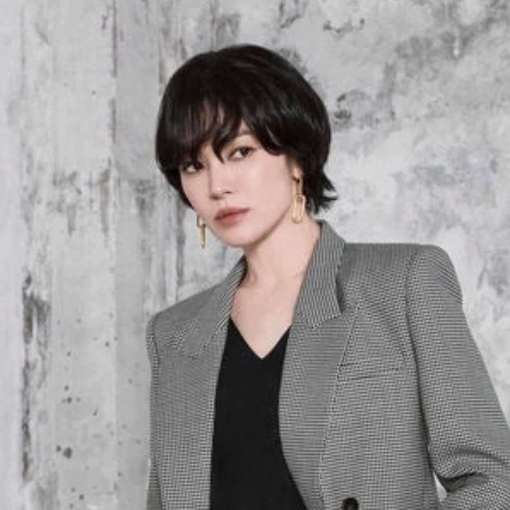 ショートヘアが大反響！ソン・ヘギョ、秋の装いで洗練スタイル披露
