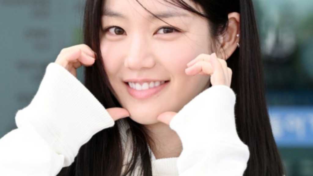 【PHOTO】イ・ユビ、海外スケジュールのため出国…キュートなハートポーズ