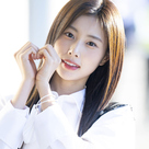 【PHOTO】IZ*ONE出身カン・ヘウォン、初のファンミーティングのため日本へ出国！キュートなハートポーズ（動画あり）