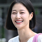 【PHOTO】イ・ヒョニ、ラジオ出演のため放送局へ…爽やかな笑顔