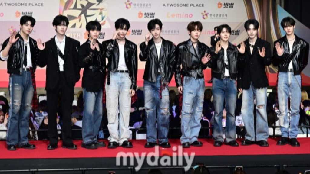 【PHOTO】ZEROBASEONE「2025 SBS歌謡大典」レッドカーペットに登場