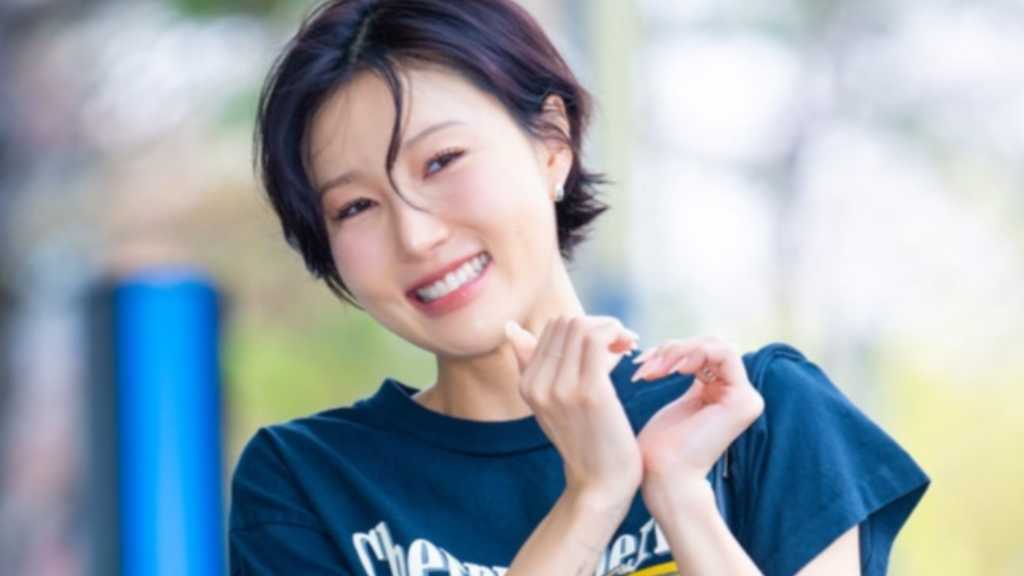 【PHOTO】MAMAMOO ファサ、ラジオ出演のため放送局へ…爽やかな笑顔