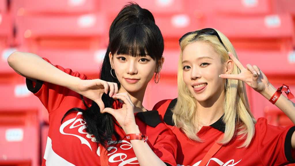 【PHOTO】aespaのKARINAとWINTERが勝利の女神に？「北中米ワールドカップ」を応援