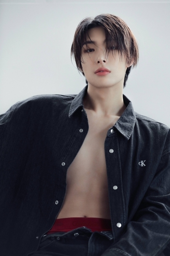 ATEEZのMINGI、セクシーなアンダーウェアグラビアが話題…腹筋に釘付け