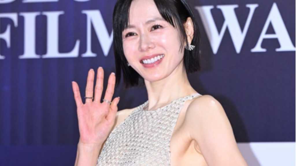 【PHOTO】ソン・イェジン、大胆ドレスで登場!少女時代 ユナら「第46回青龍映画賞」レッドカーペットに登場(動画あり)