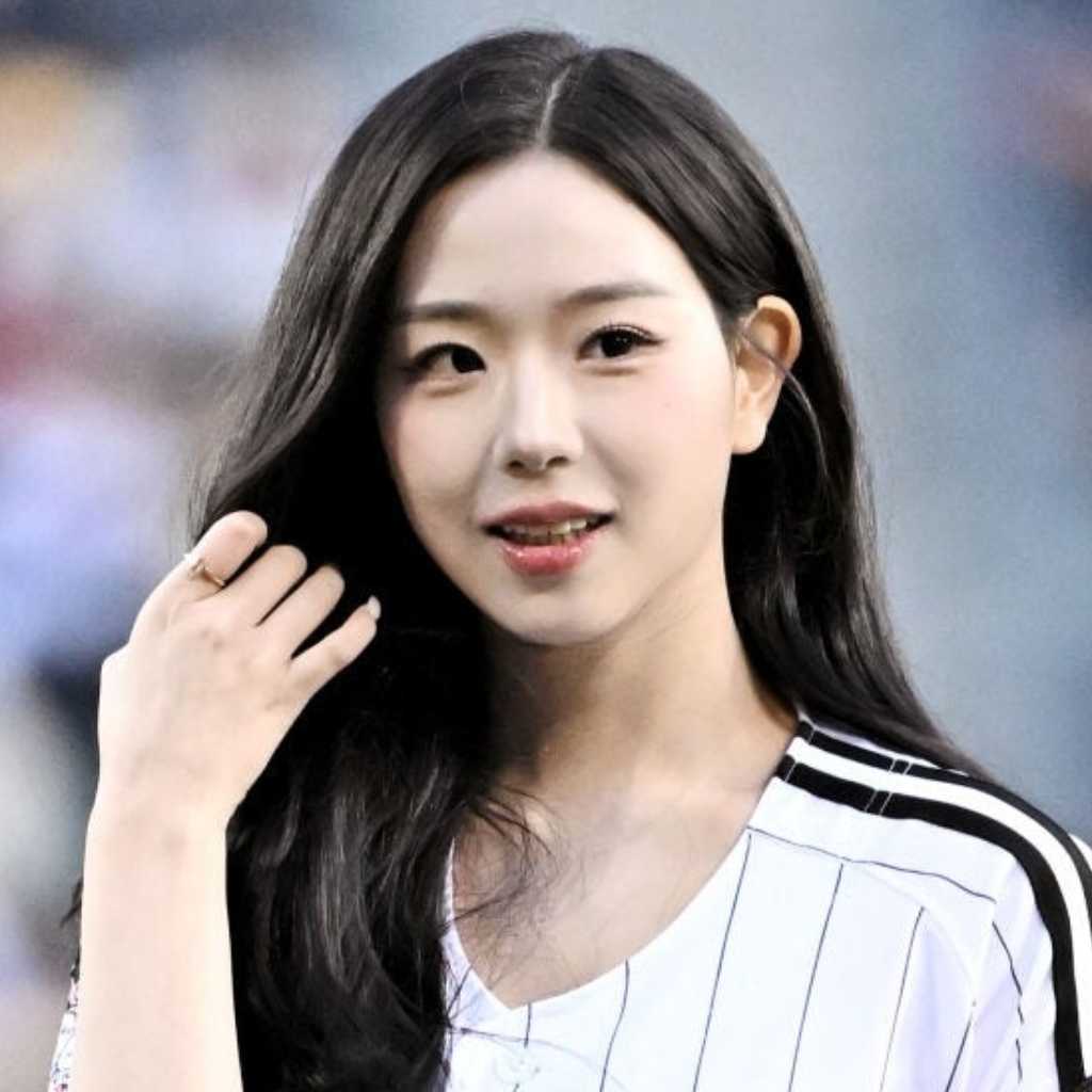 【PHOTO】tripleS キム・チェヨン、始球式で見事な投球を披露…ちいかわのユニフォームで登場