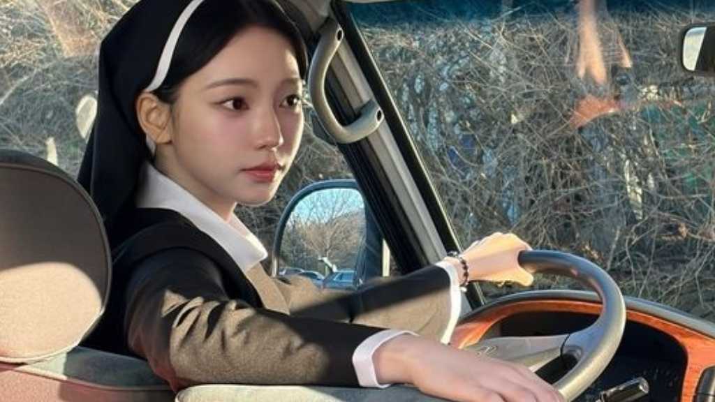 aespaのKARINA、赤ちゃんを抱っこする姿も…美しすぎる修道女に変身