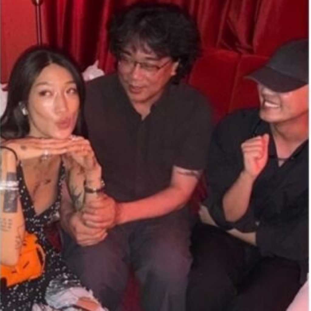 “薬物で有罪判決”ユ・アイン、ポン・ジュノ監督らとパーティー会場に？笑顔の近況がキャッチ