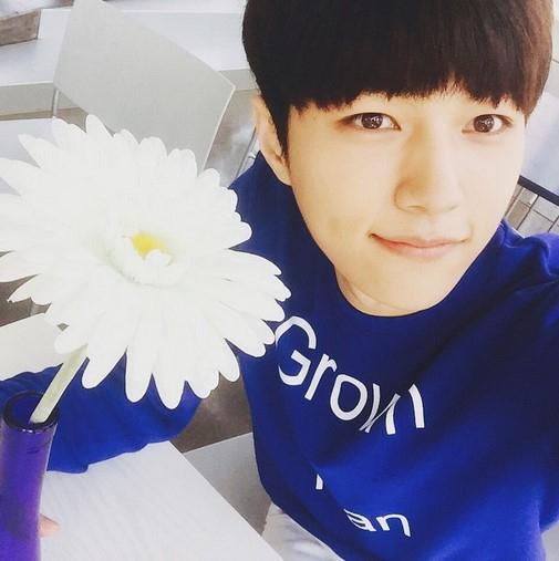 Infinite エル 花より美しいルックスを公開 丸い髪型でもイケメン Kstyle