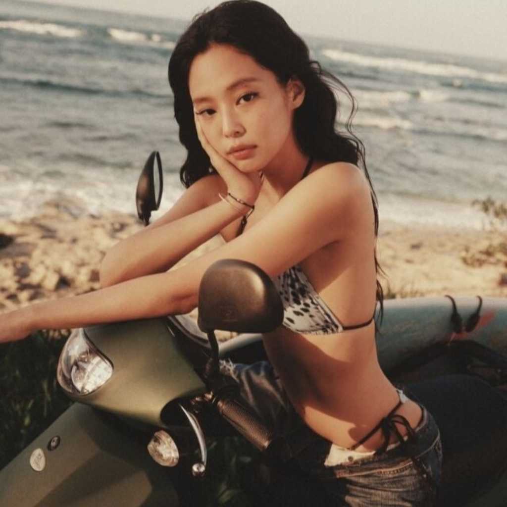 BLACKPINK ジェニー、自らデザインに参加！ビーチウェアブランドとコラボ…美しいグラビアも公開