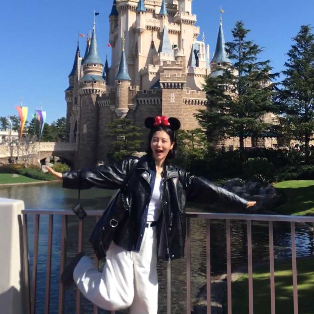 シン・イェウン、東京ディズニーランドを満喫!日本旅行の記念ショットやVlog公開(動画あり)