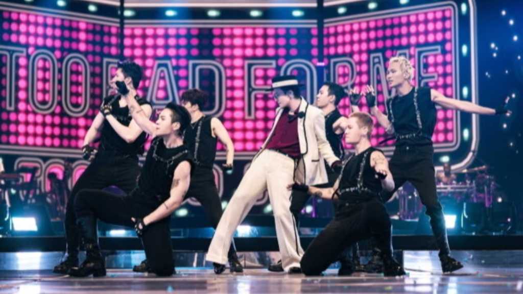 G-DRAGON、パリ公演も大盛況！ダンスブレークにファン熱狂…シャネルのスーツ姿でステージも