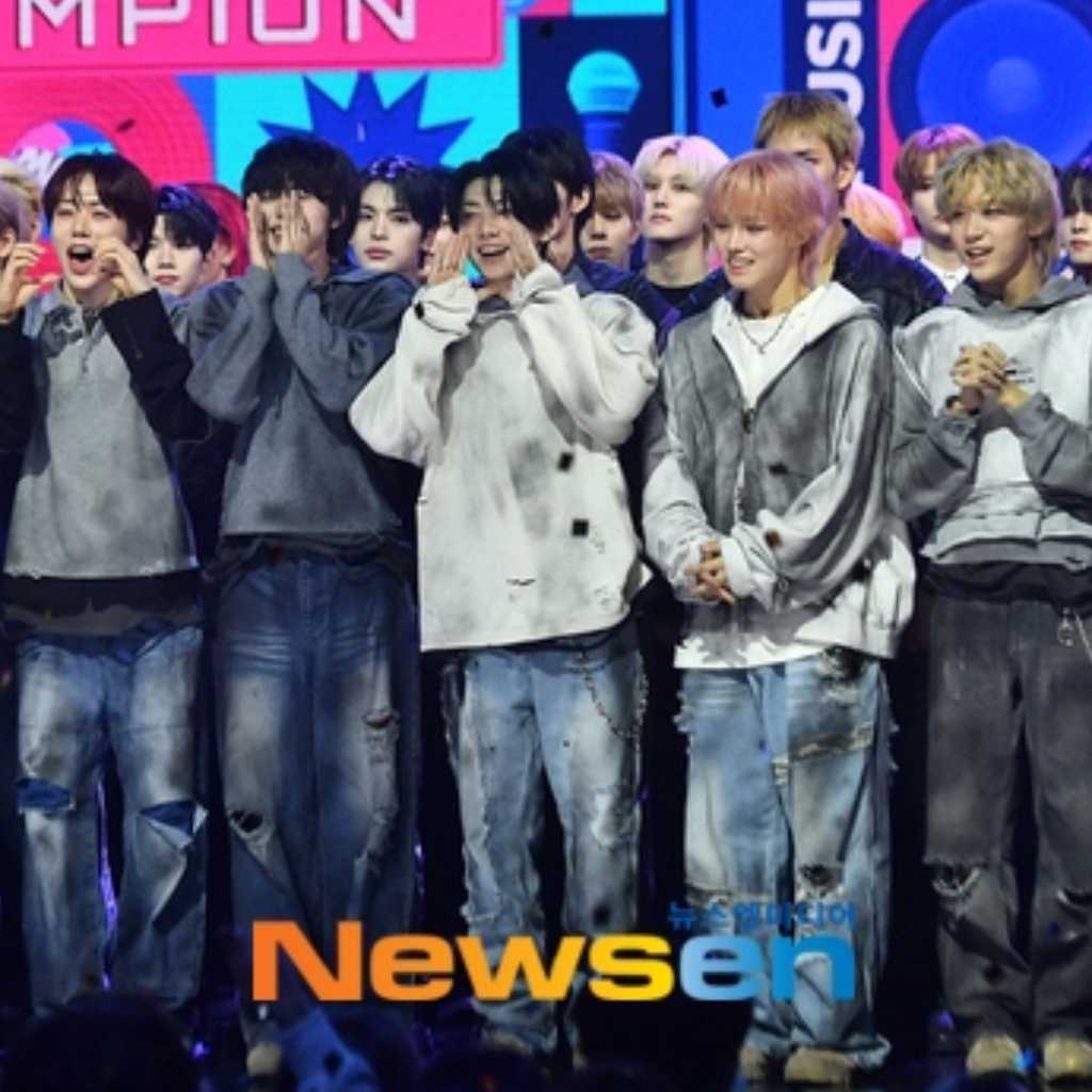 【PHOTO】AHOF、11/12放送の「SHOW CHAMPION」で1位を獲得!