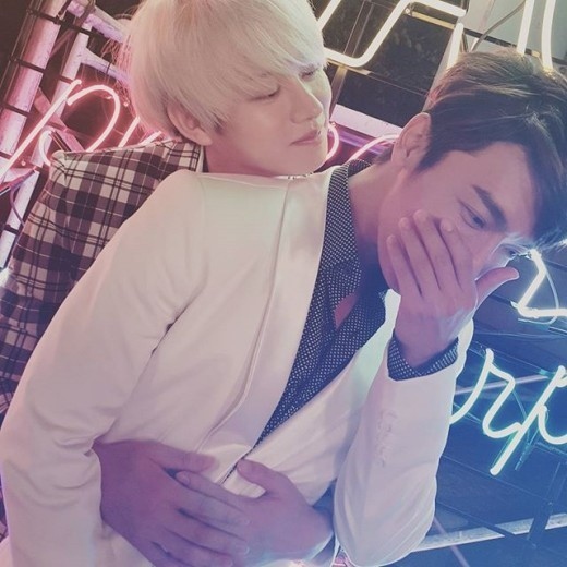 SUPER JUNIOR ヒチョル、ドンヘを後ろから抱きしめたツーショット公開…“兄の愛に幸せそう” Kstyle