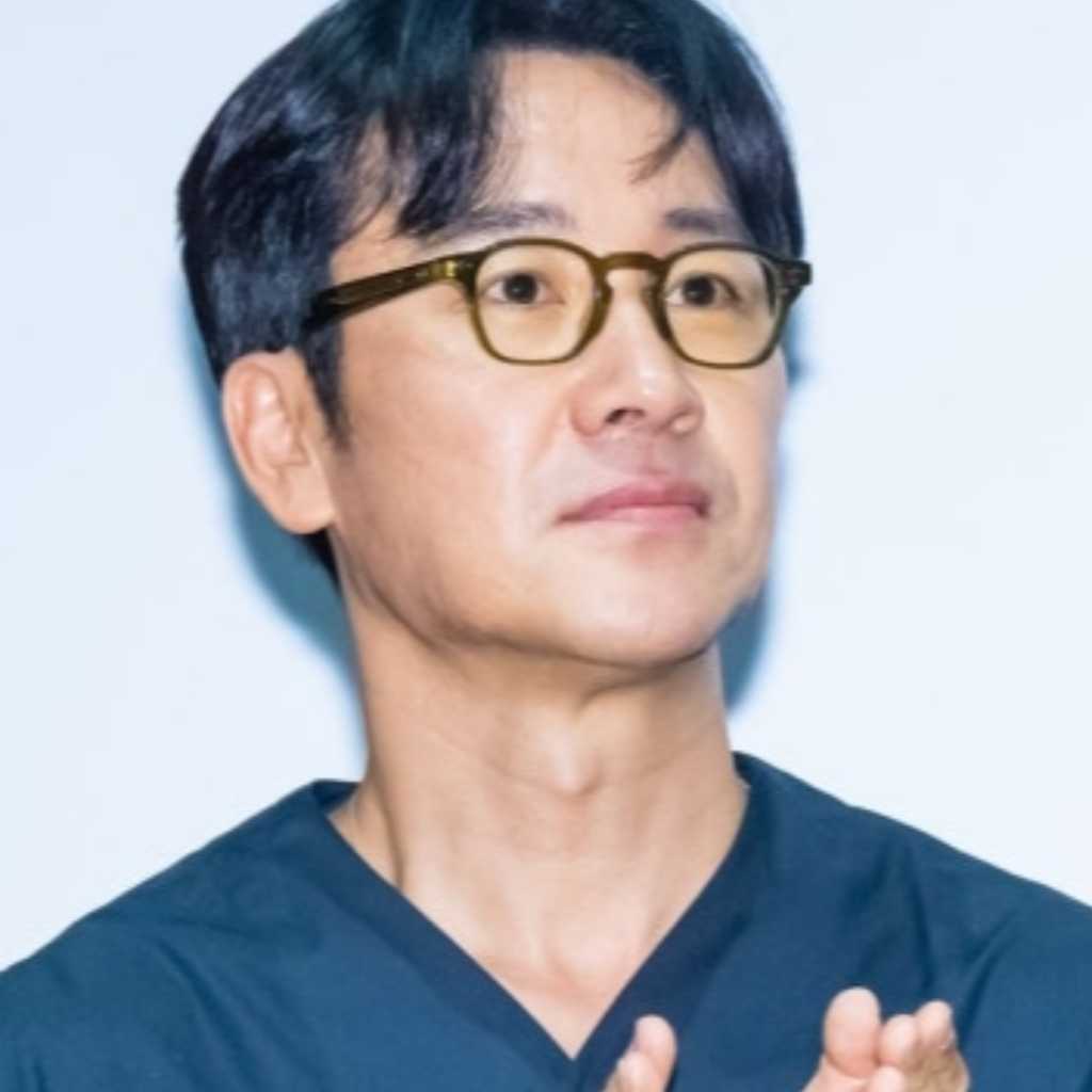 【PHOTO】オム・テウン、約9年ぶりの復帰作「最後の宿題」舞台挨拶に出席…実姉オム・ジョンファも応援に