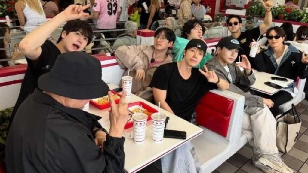 SUPER JUNIOR、海外のハンバーガー店で食事を満喫！8人の無邪気な姿に注目